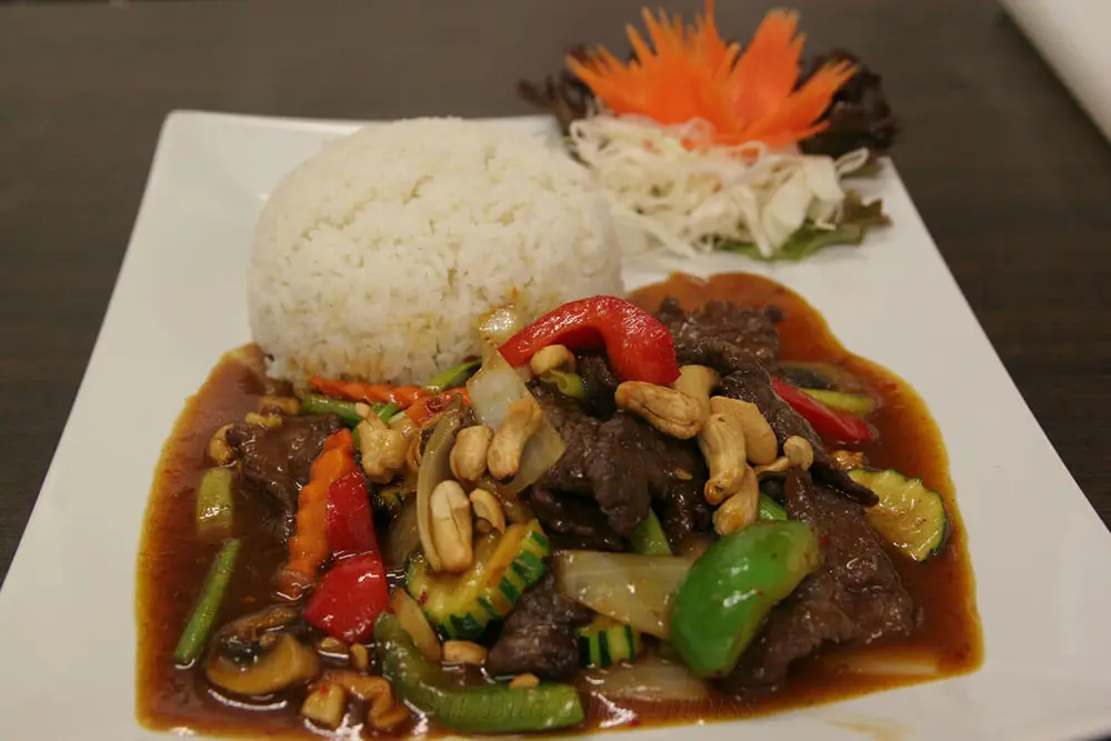 Pad Med Mamuang: Gebraten mit Cashewkernen und Paprika