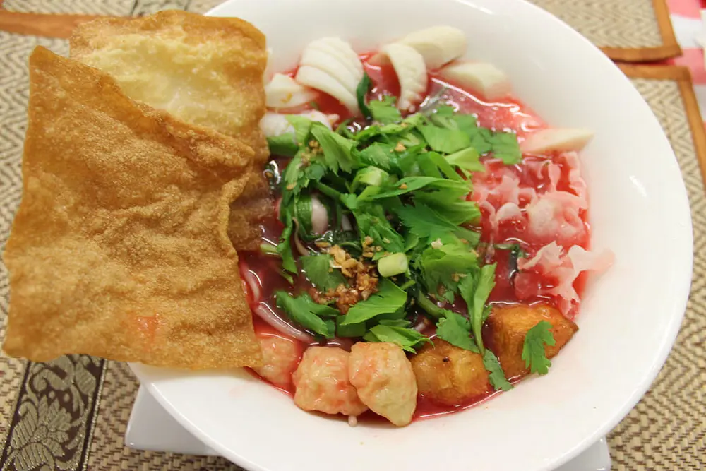 Yen Ta Fo: Nudelsuppe mit Meeresfrüchten