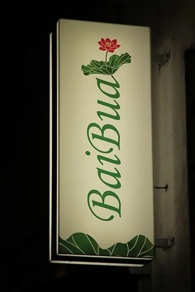 Moritzstraße 3: Beleuchtetes Bai-Bua-Schild mit Lotusblüte