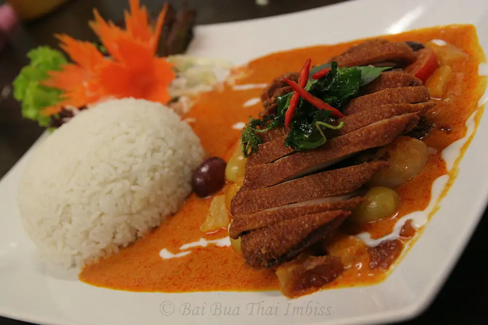 Gaeng Kour Ped: Entenbrust in rotem Curry