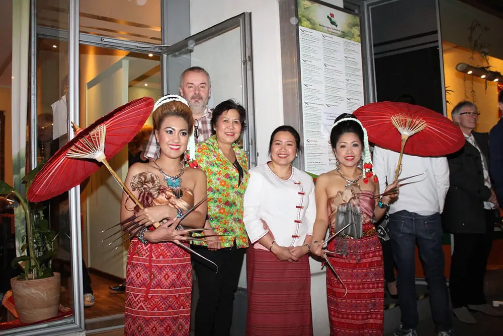 Das Bai-Bua-Team in traditioneller thailändischer Kleidung