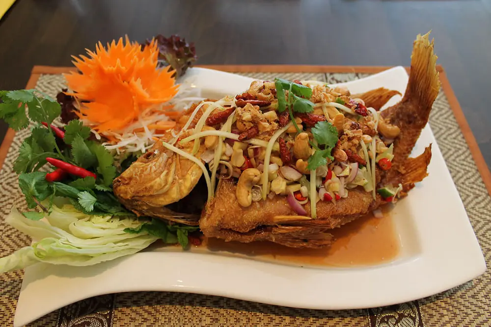 Pla Lui Suan: Knusprig gebackener Fisch mit Mangosalat